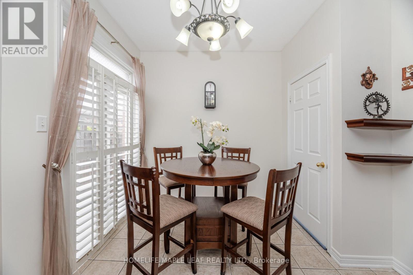 Photo 18 of 17 Eaglefield Gate, Brampton ON