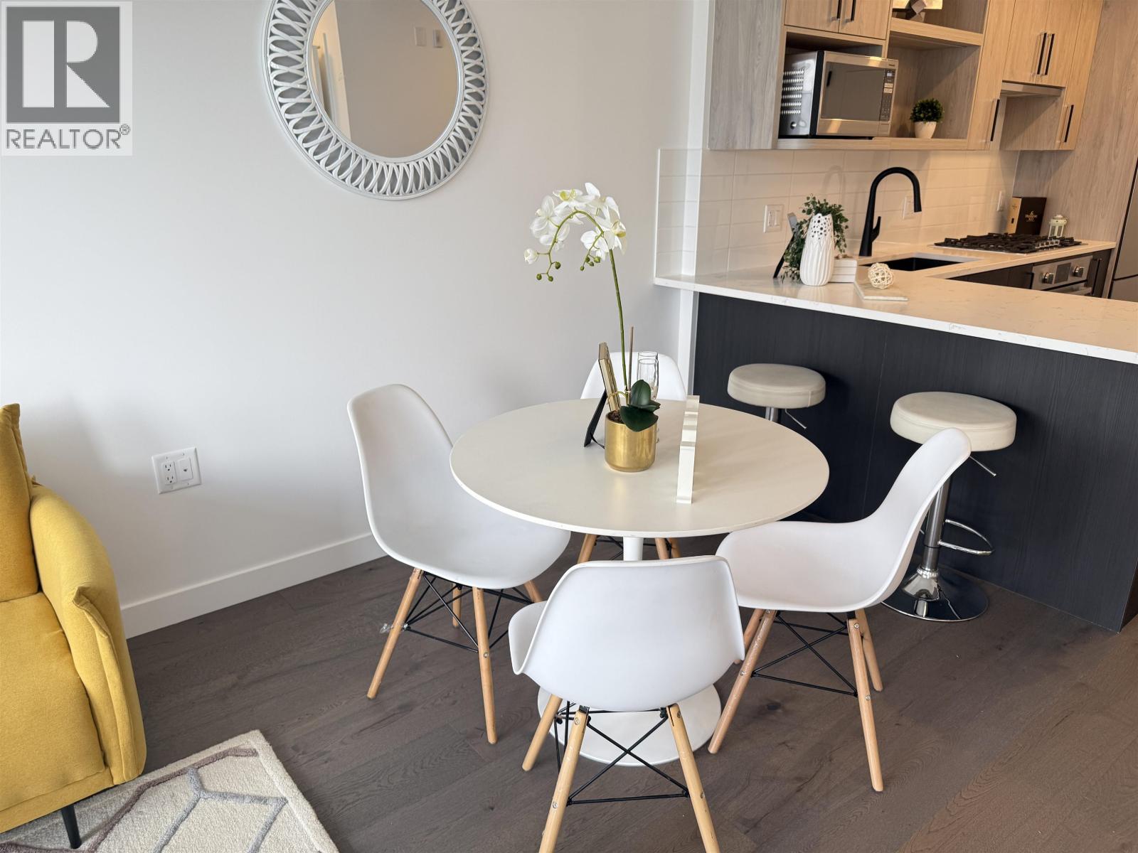 Photo 3 of 302 6859 Cambie Street, Vancouver BC