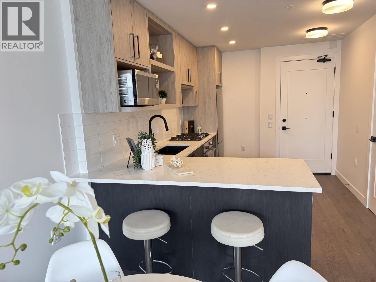 Photo 5 of 302 6859 Cambie Street, Vancouver BC