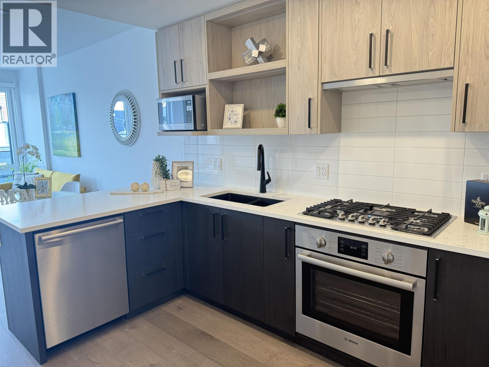 Photo 6 of 302 6859 Cambie Street, Vancouver BC