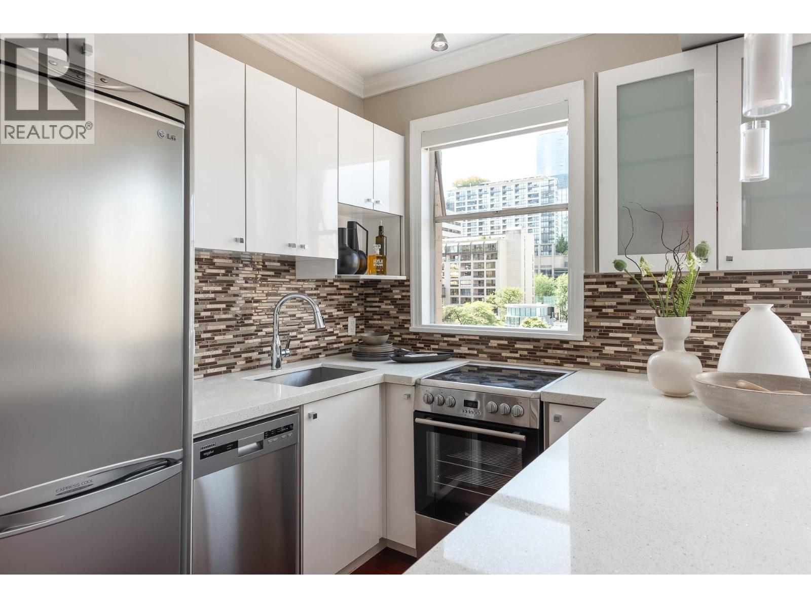55 777 BURRARD STREET, Vancouver