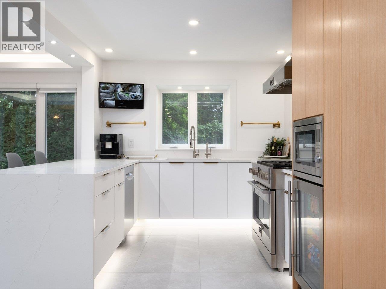 4283 CAPILANO ROAD, North Vancouver