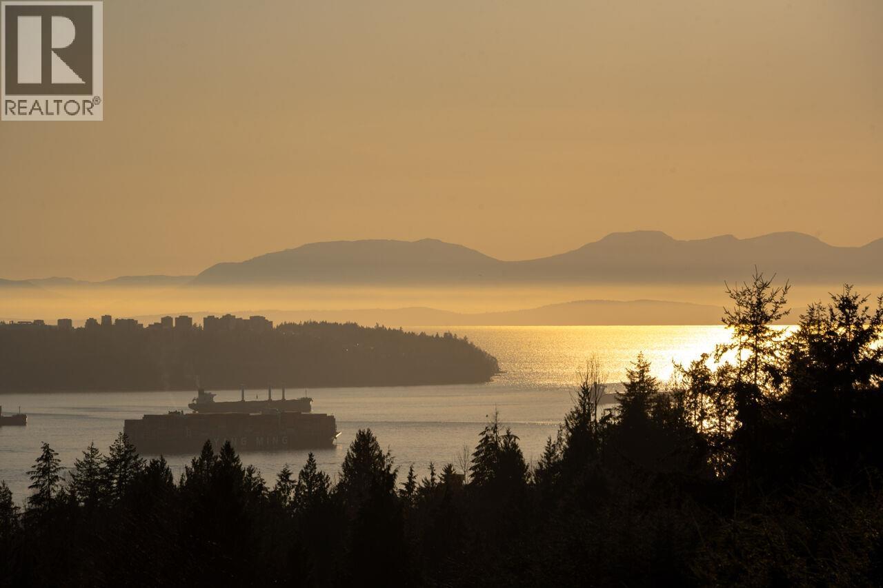 Photo 3 of 735 Fairmile Road, West Vancouver BC