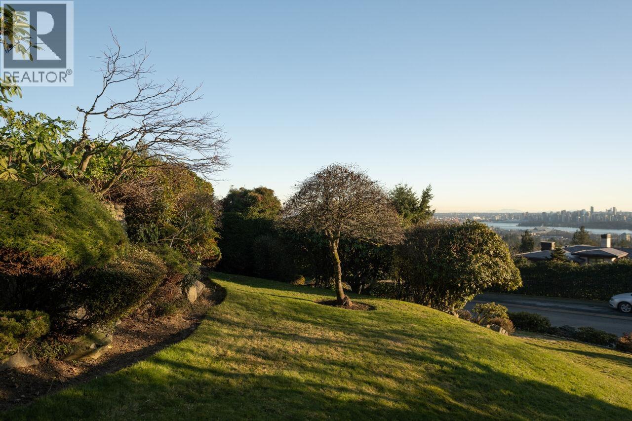 Photo 13 of 735 Fairmile Road, West Vancouver BC