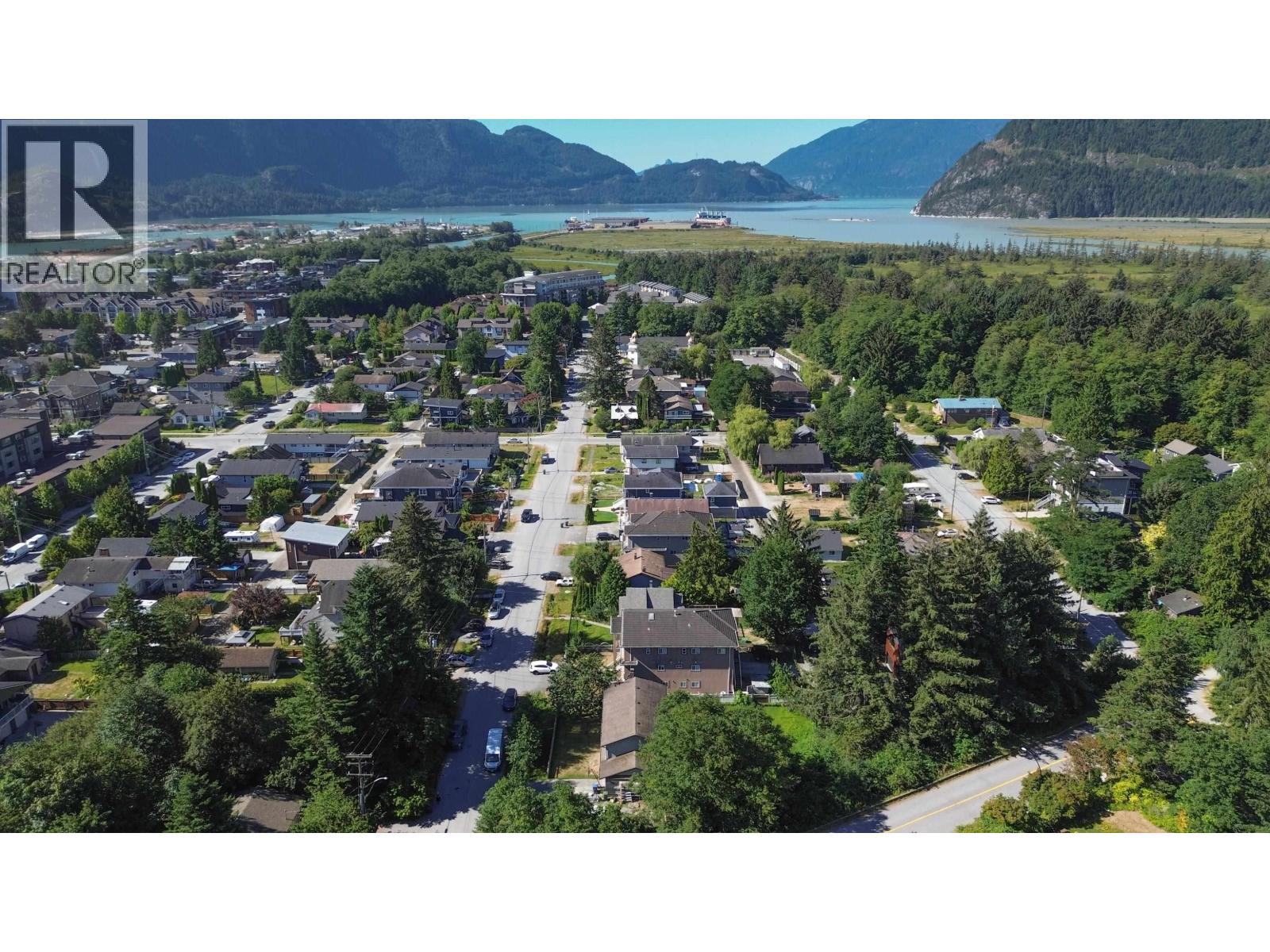 Photo 7 of 38069 Fifth Avenue, Squamish BC
