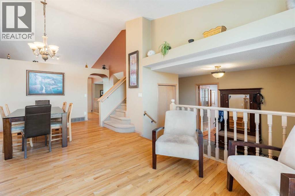 Photo 3 of 113 Sierra Vista Terrace Sw, Calgary AB