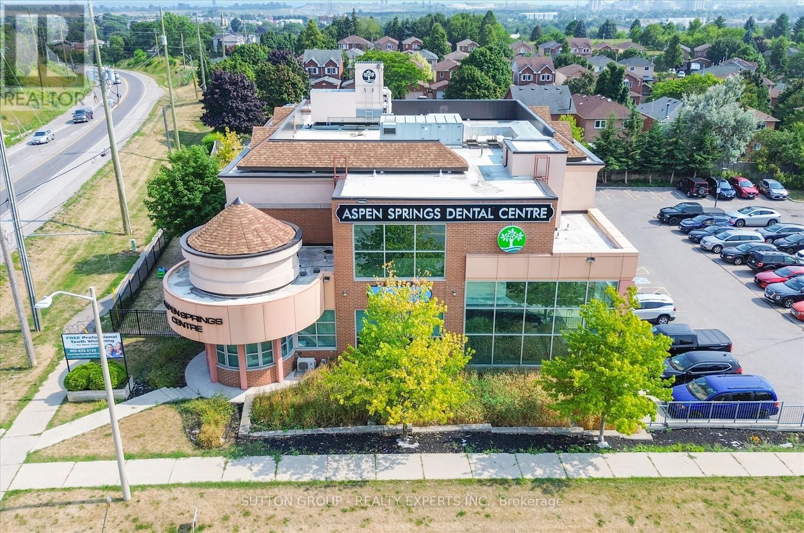 Photo 3 of 16 Candler Court, Clarington ON