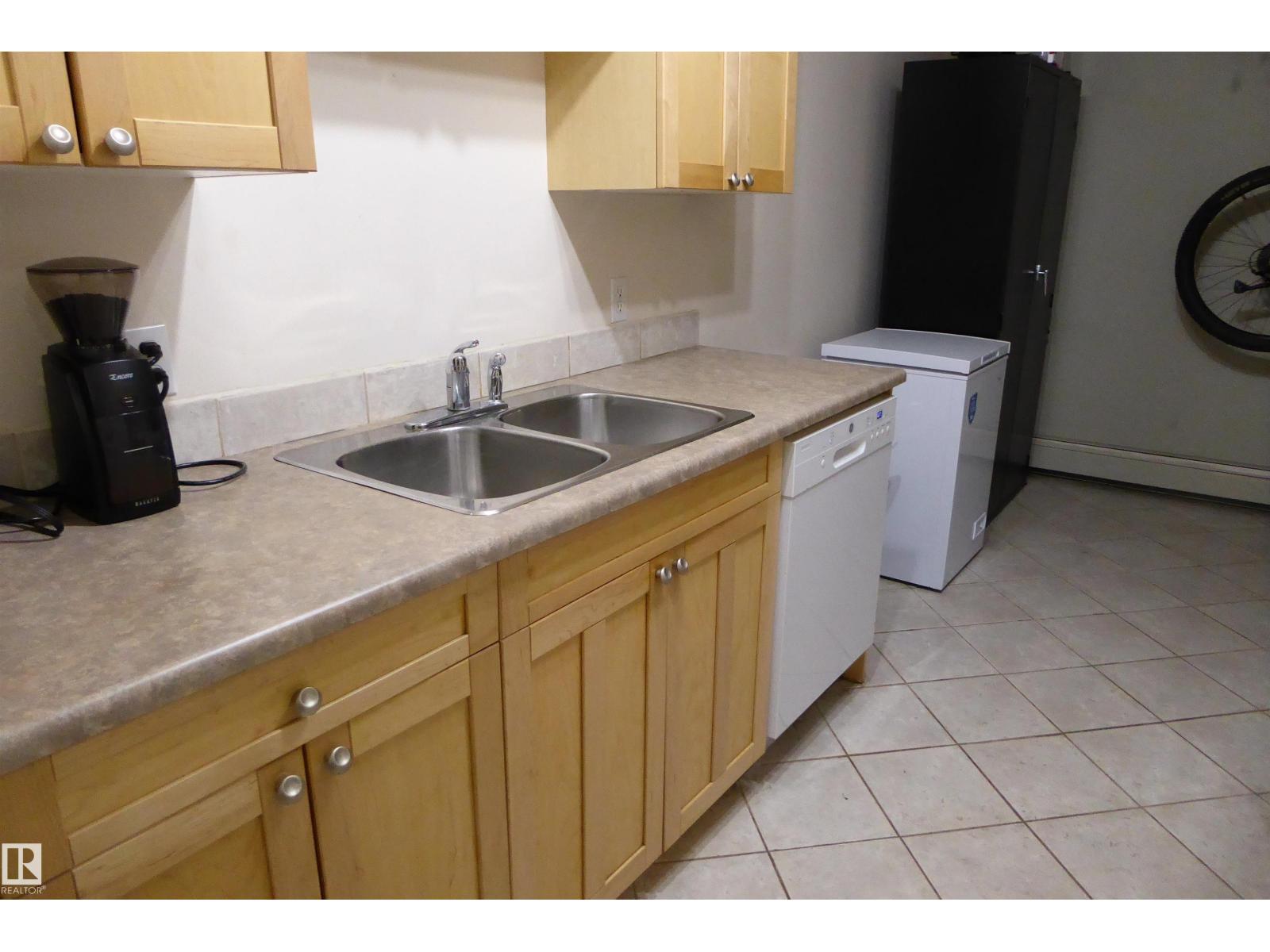 Photo 10 of 305 10420 93 St Nw Nw, Edmonton AB
