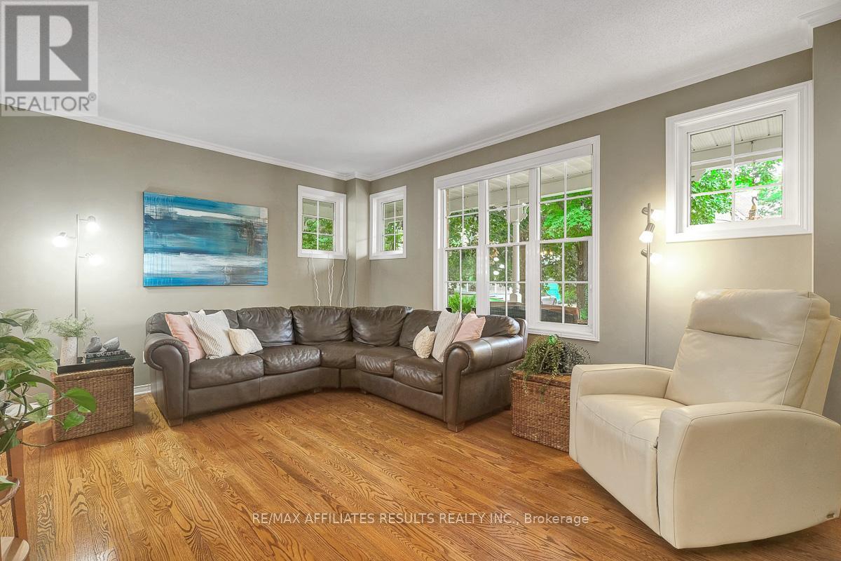 Photo 5 of 35 Crantham Crescent, Ottawa ON