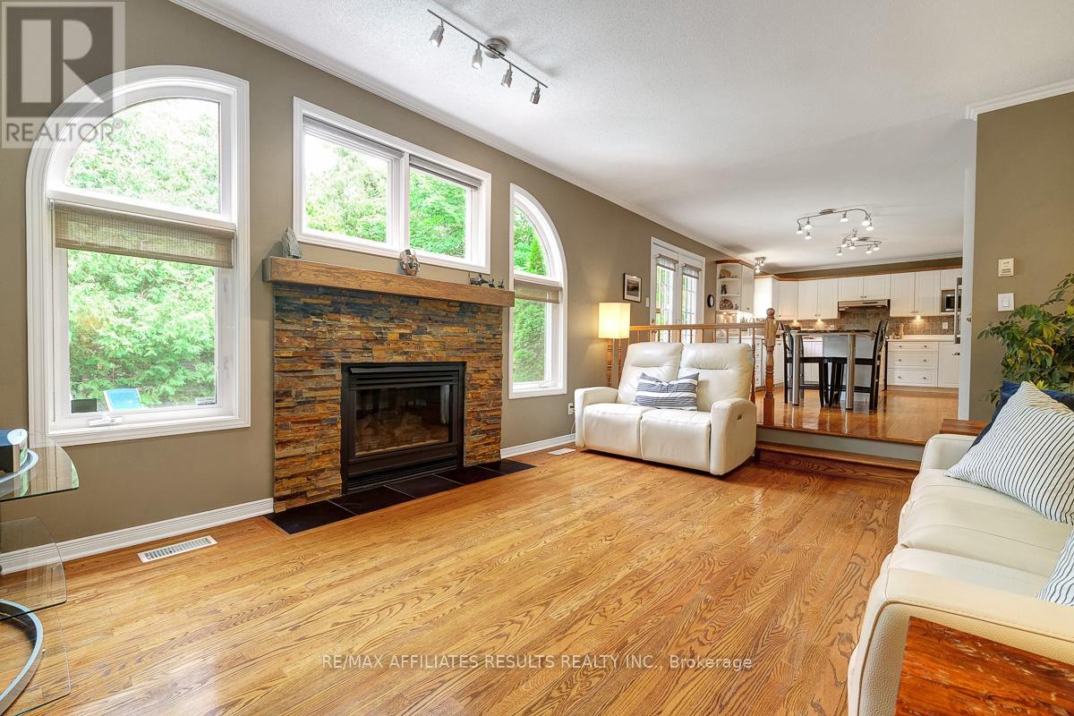 Photo 4 of 35 Crantham Crescent, Ottawa ON