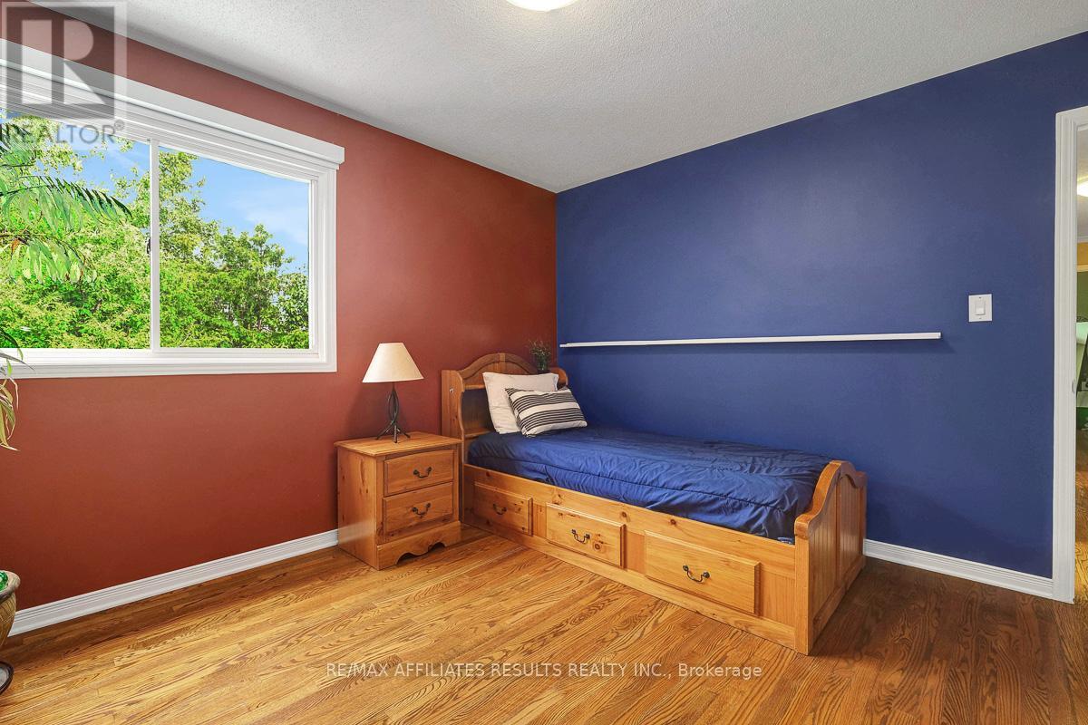 Photo 10 of 35 Crantham Crescent, Ottawa ON