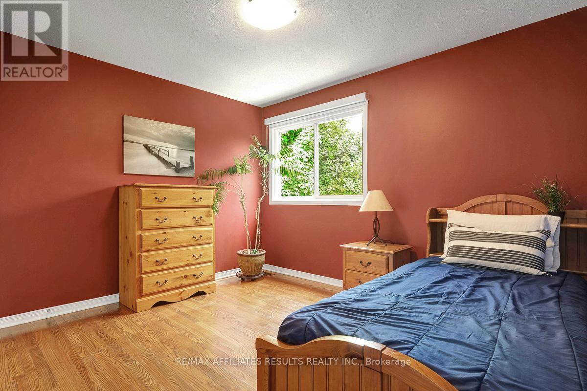 Photo 15 of 35 Crantham Crescent, Ottawa ON