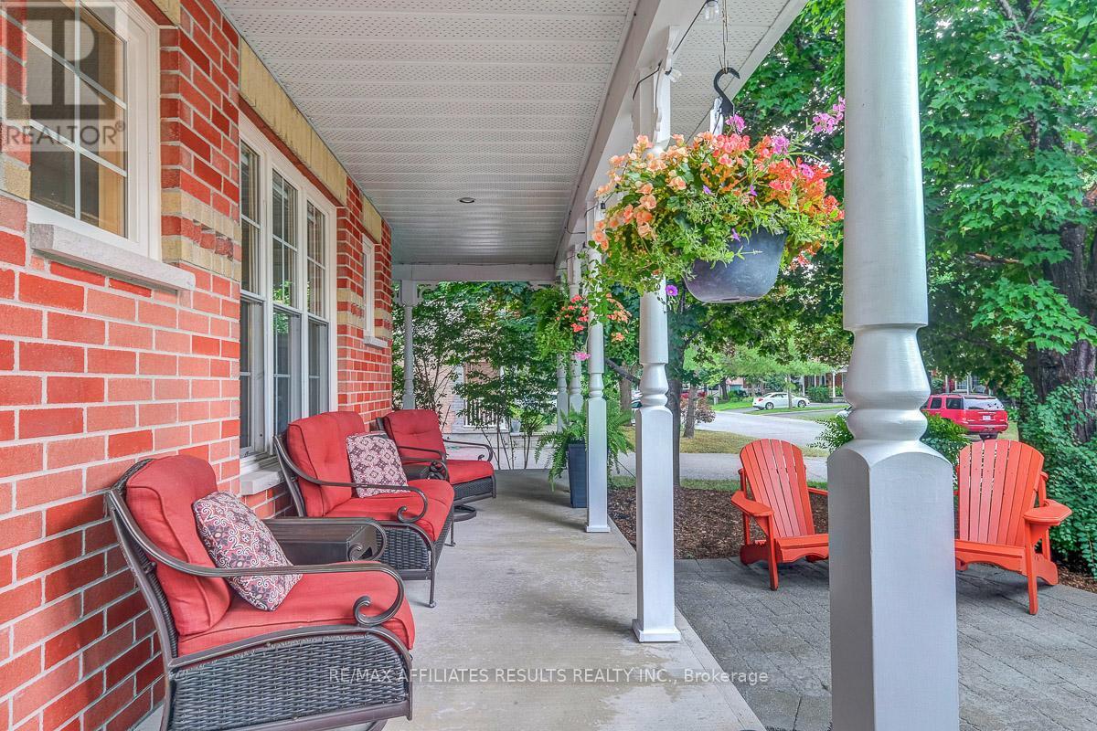 Photo 2 of 35 Crantham Crescent, Ottawa ON