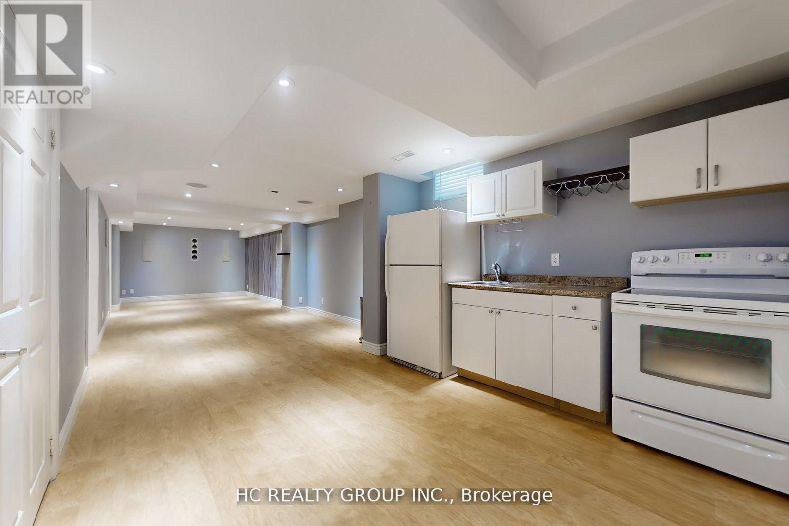 Photo 17 of 8 Beaumaris Crescent, Whitby ON