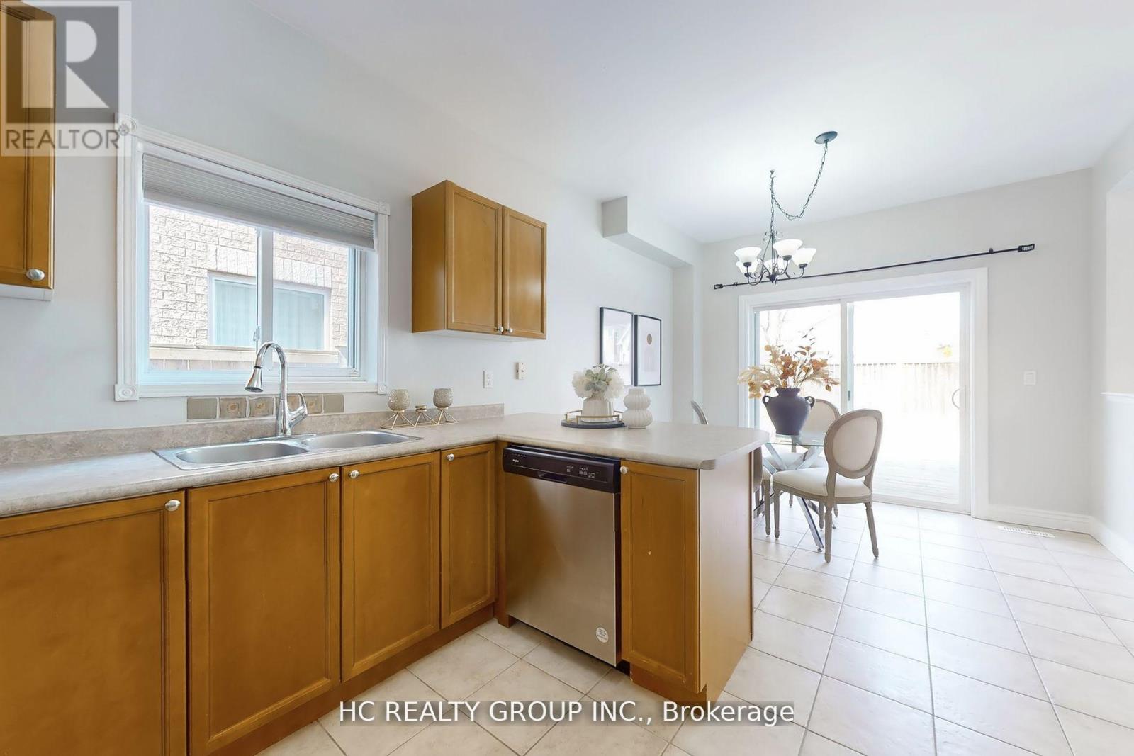 Photo 4 of 8 Beaumaris Crescent, Whitby ON