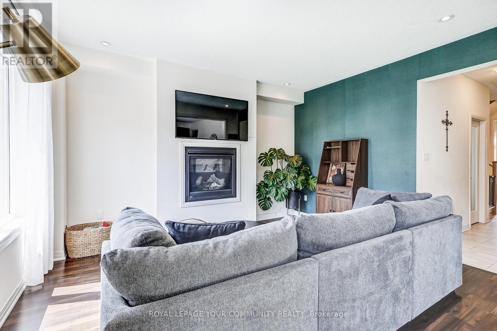 Photo 5 of 136 Casserley Crescent, New Tecumseth ON