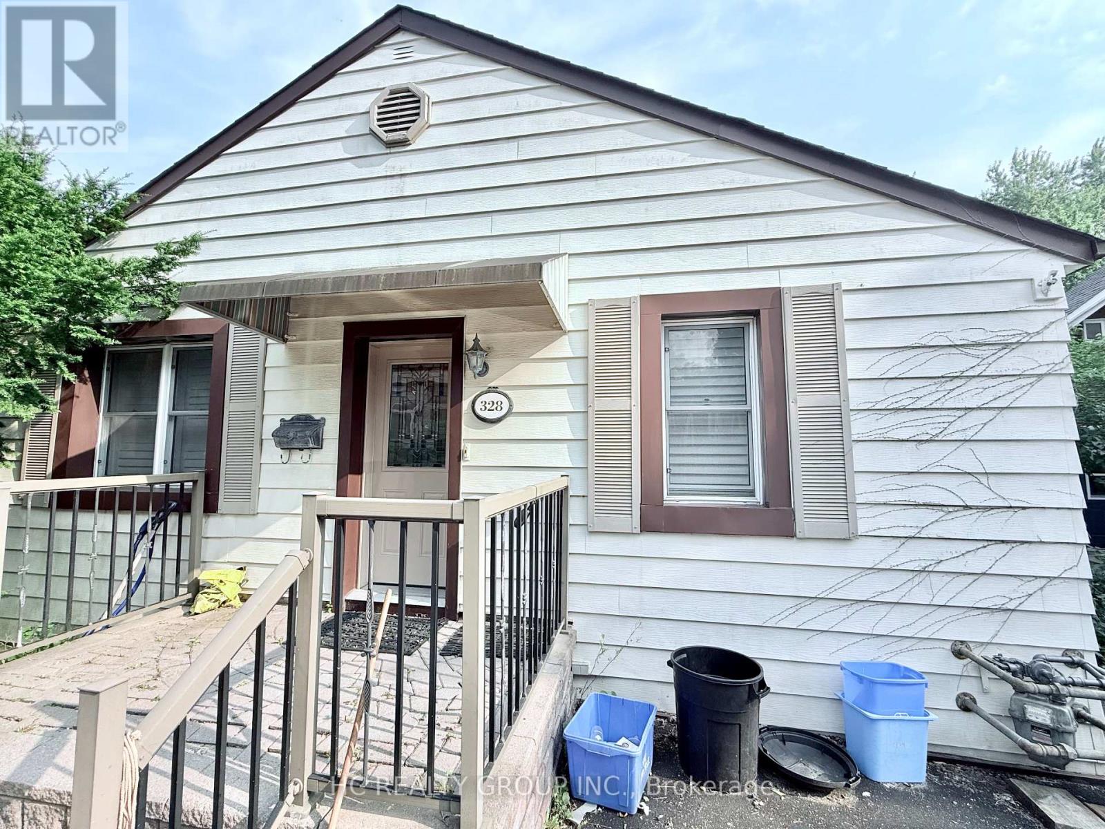 Photo 4 of 328 Andrew Street, Newmarket ON
