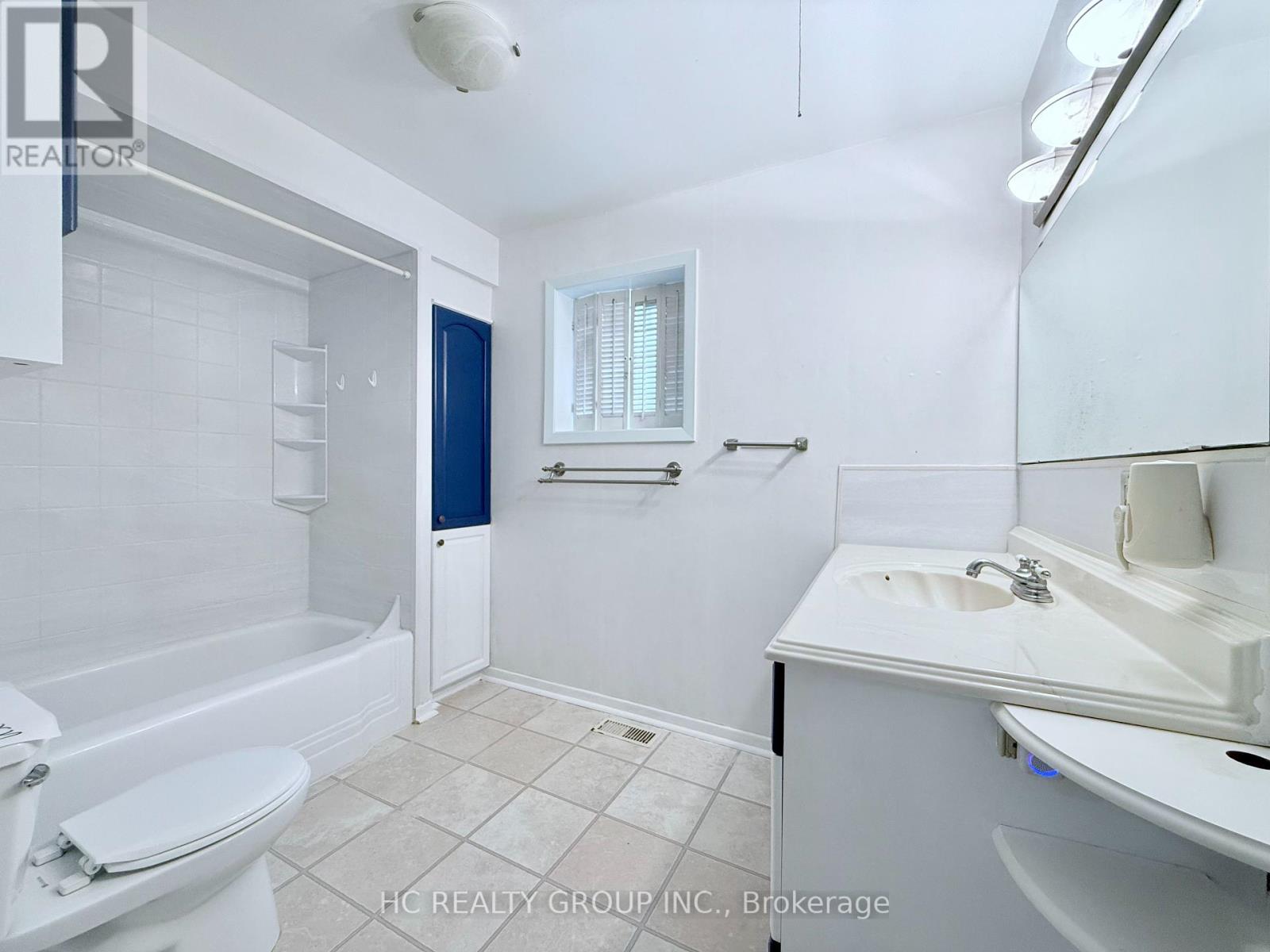Photo 2 of 328 Andrew Street, Newmarket ON