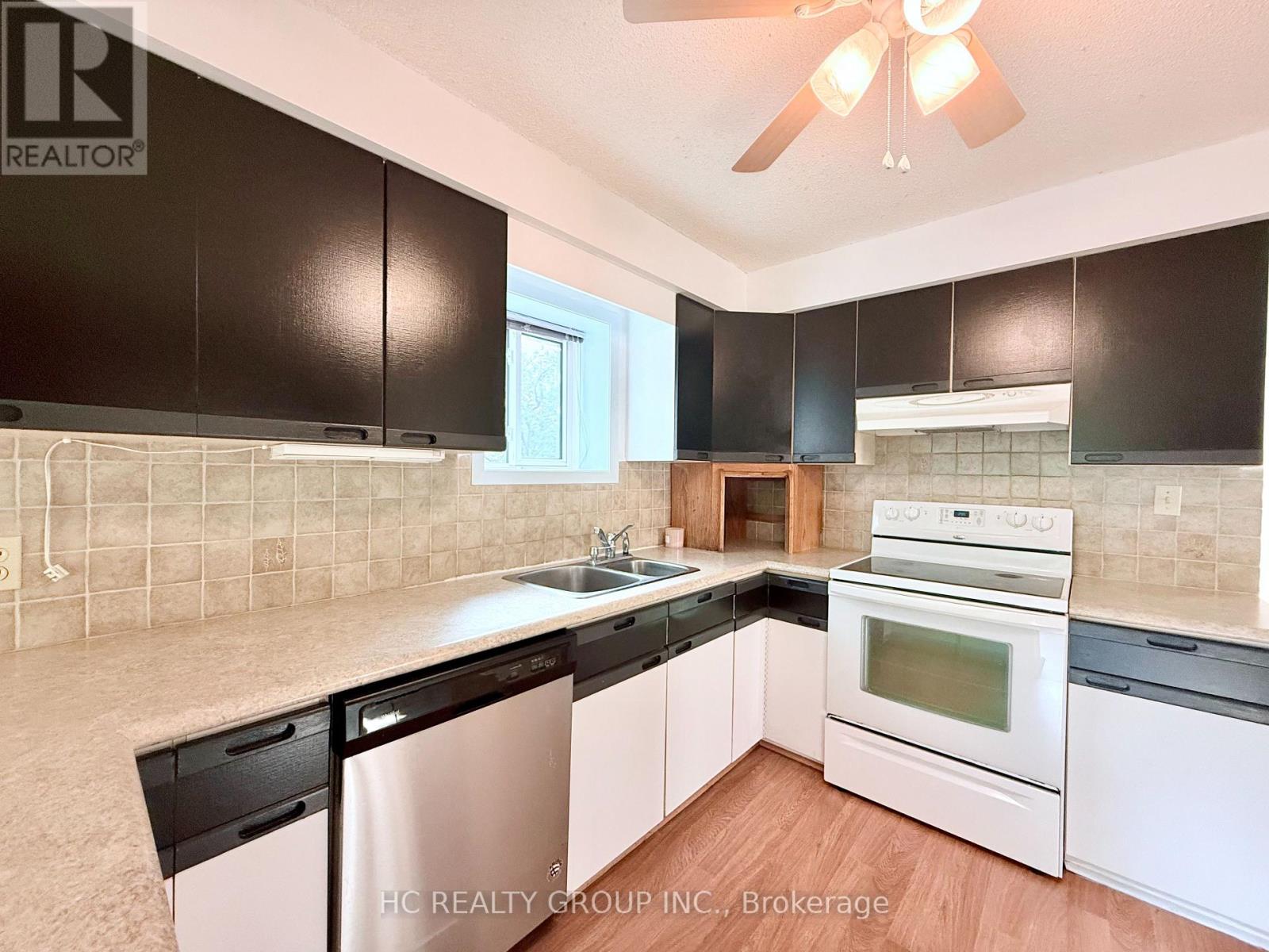 Photo 3 of 328 Andrew Street, Newmarket ON