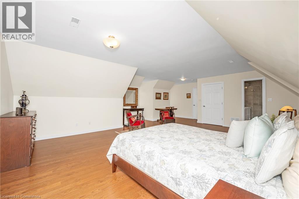 Photo 9 of 285 Surrey Drive, Oakville ON