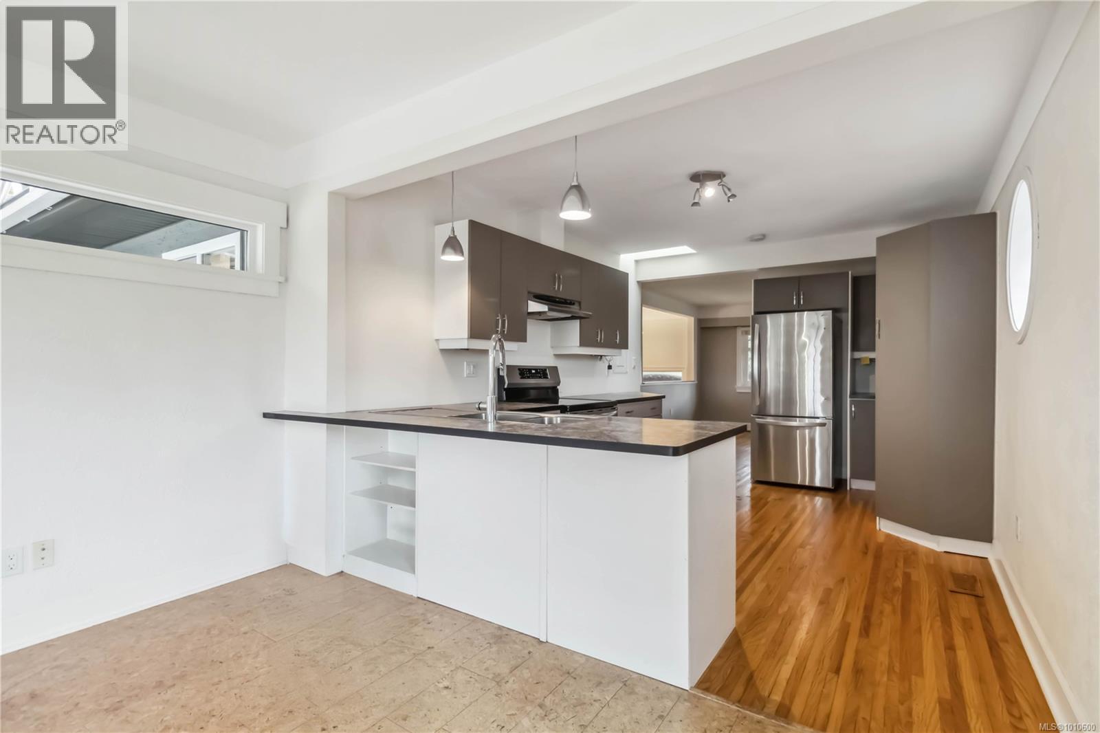 Photo 2 of 1273 Holloway St, Saanich BC