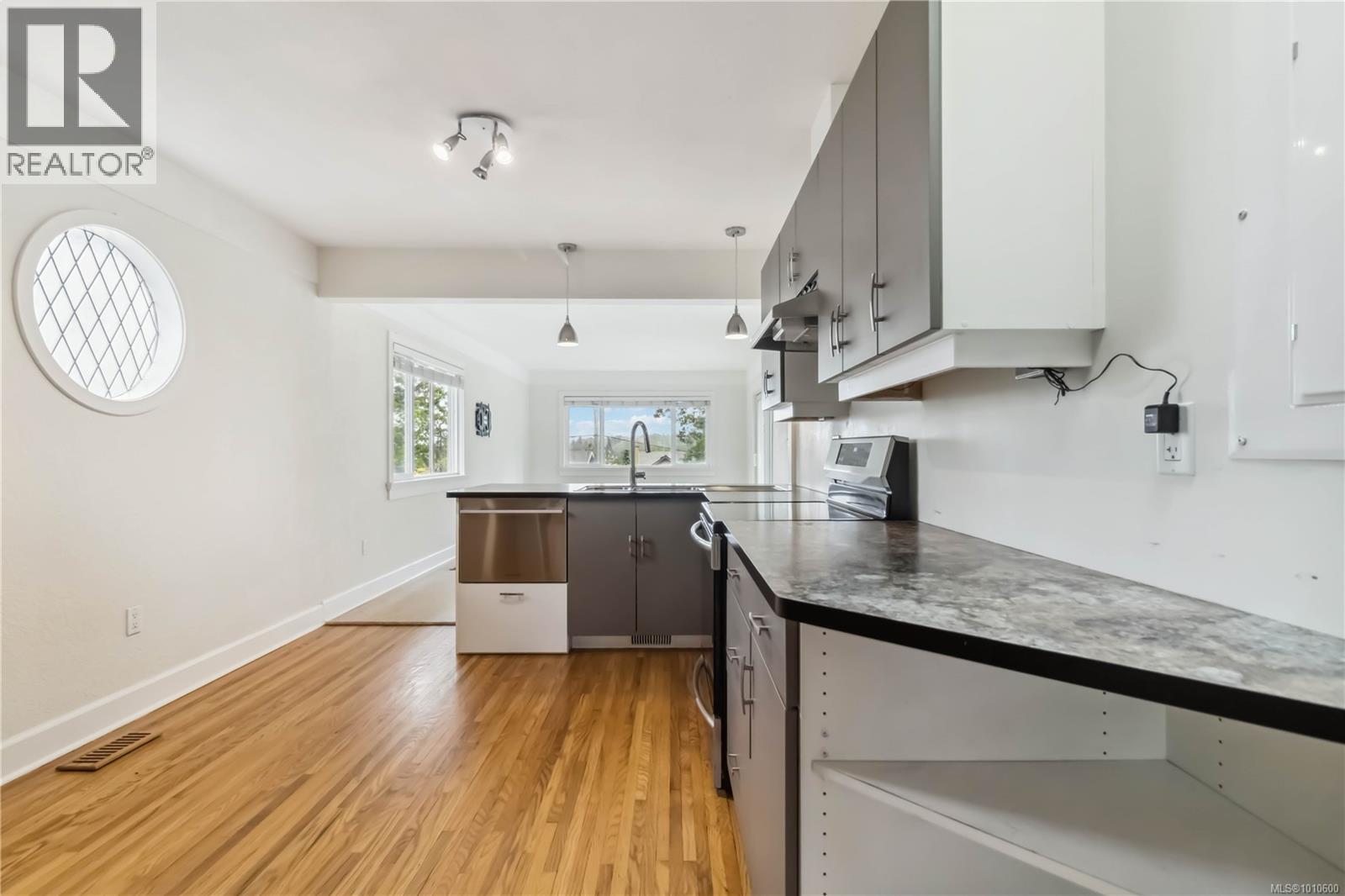 Photo 10 of 1273 Holloway St, Saanich BC