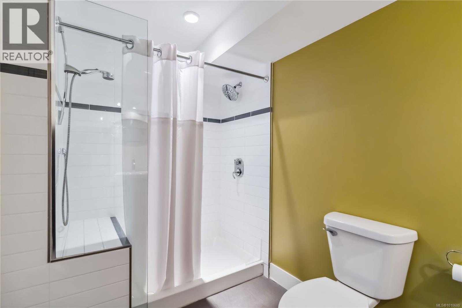 Photo 33 of 1273 Holloway St, Saanich BC