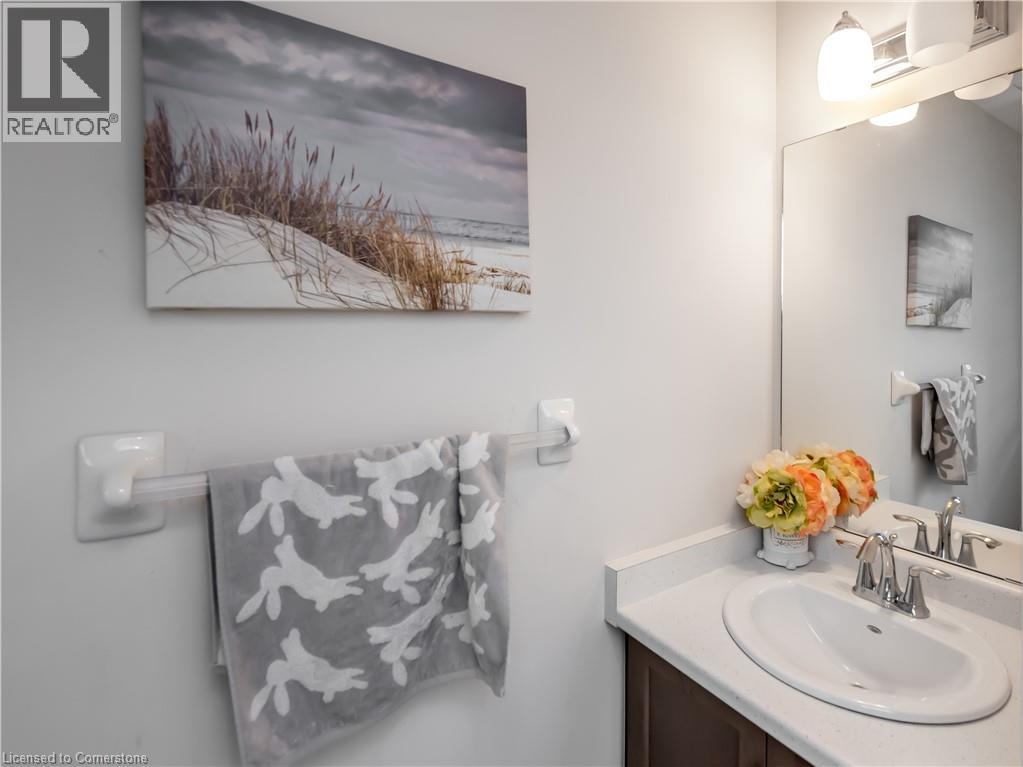Photo 10 of 80 Dunrobin Lane, Grimsby ON