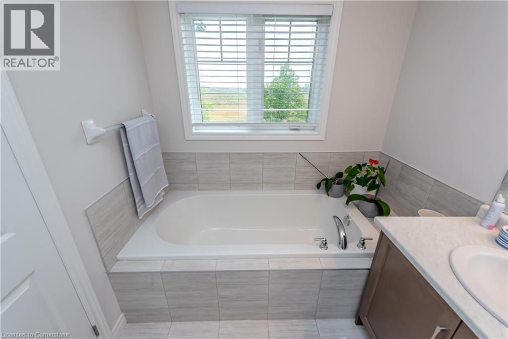 Photo 7 of 80 Dunrobin Lane, Grimsby ON