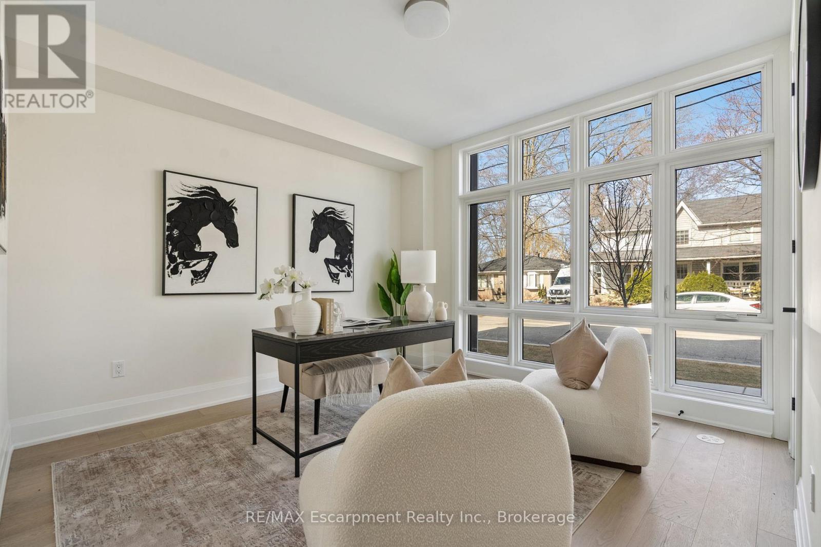 Photo 4 of 2282 Sovereign Street, Oakville ON