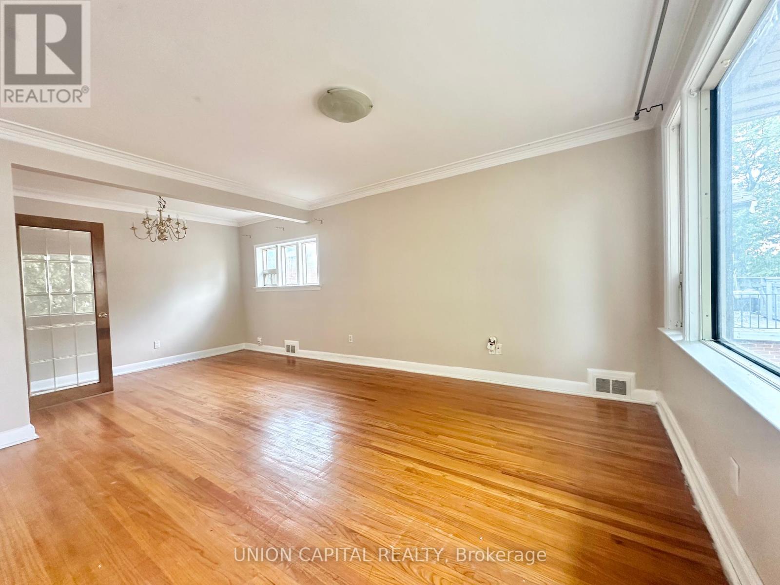 Photo 10 of Main Floor 1048 Kennedy Road, Toronto ON