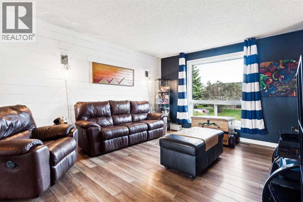 Single Family House Bi-level for Sale in  Falchurch Crescent NE Falconridge Calgary 