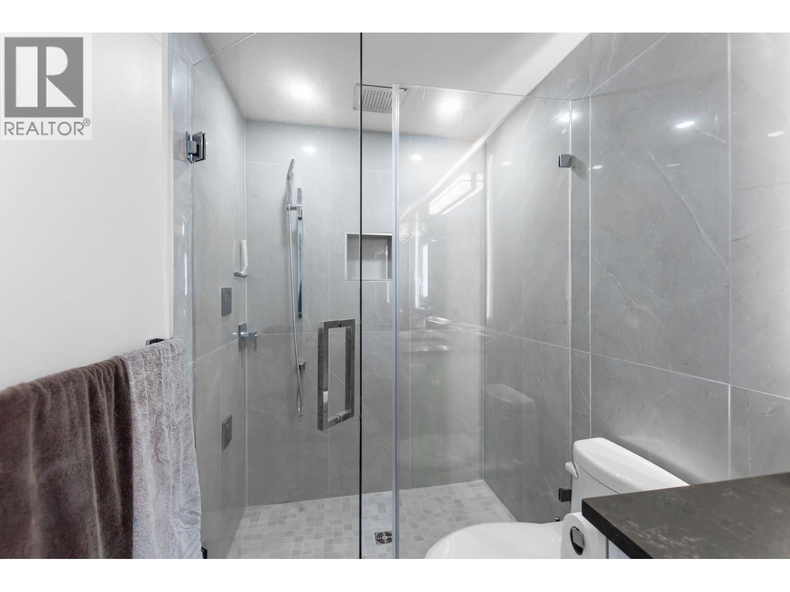 Photo 3 of 1409 Sixth Avenue, New Westminster BC