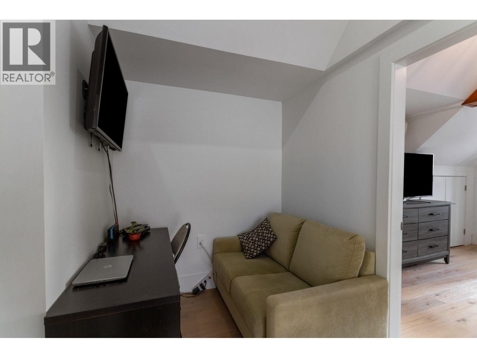 Photo 31 of 1409 Sixth Avenue, New Westminster BC