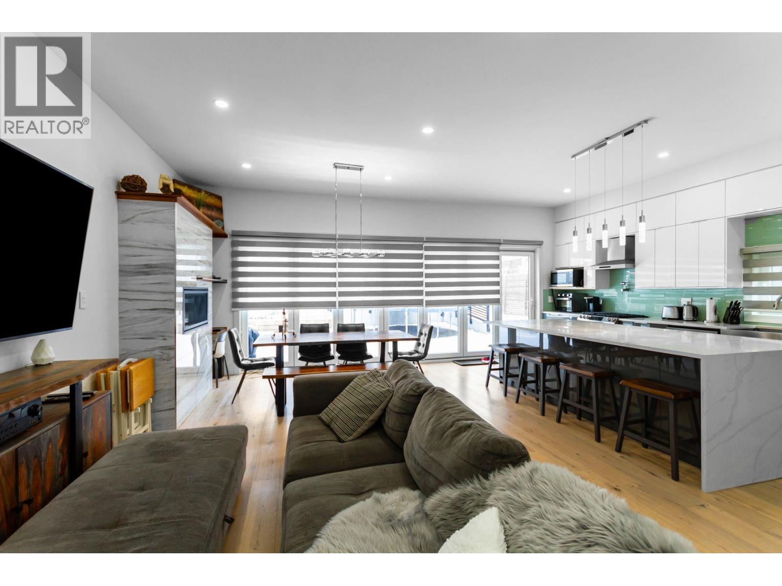 Photo 13 of 1409 Sixth Avenue, New Westminster BC