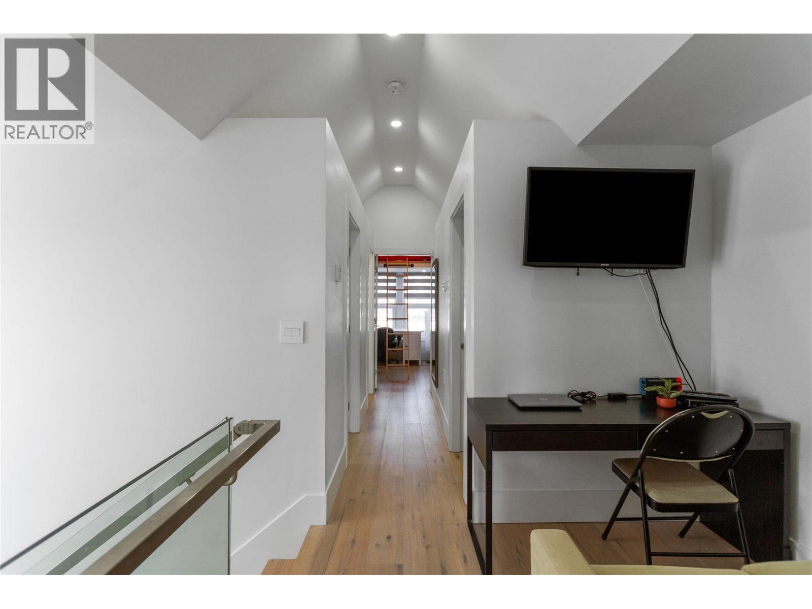 Photo 11 of 1409 Sixth Avenue, New Westminster BC