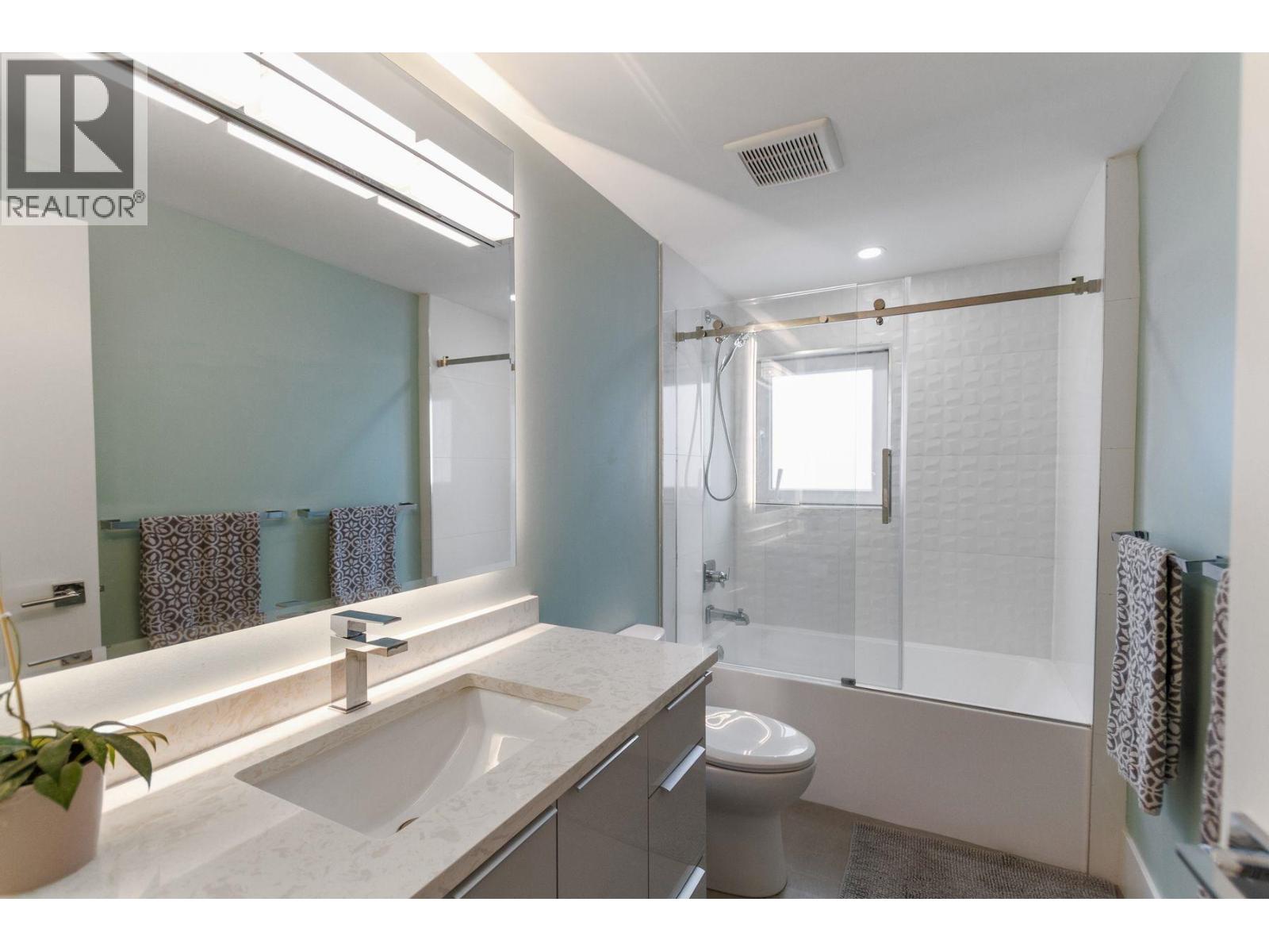 Photo 32 of 1409 Sixth Avenue, New Westminster BC