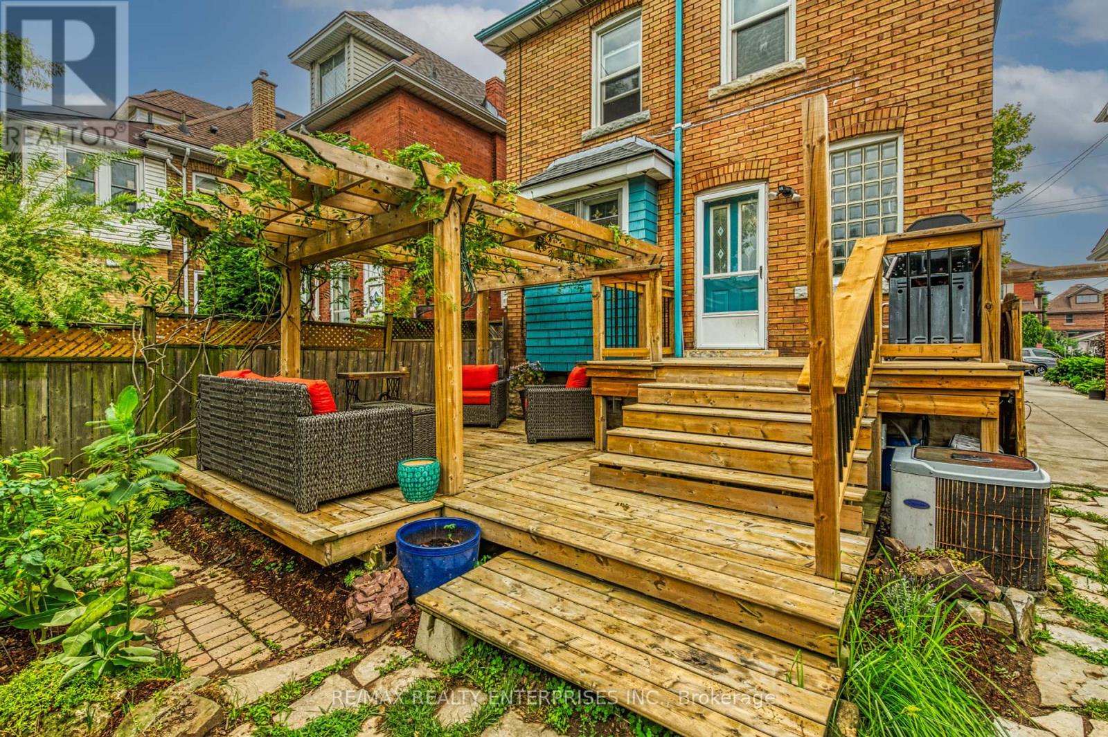 Photo 27 of 67 Kensington Avenue S, Hamilton ON