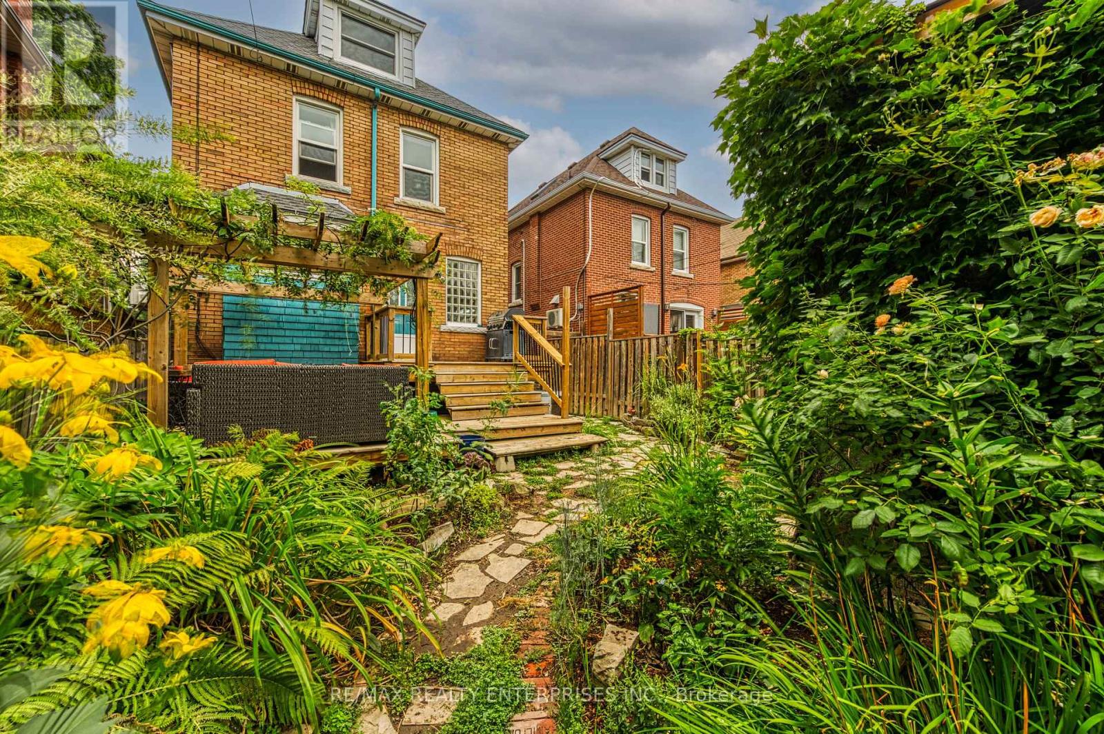 Photo 38 of 67 Kensington Avenue S, Hamilton ON