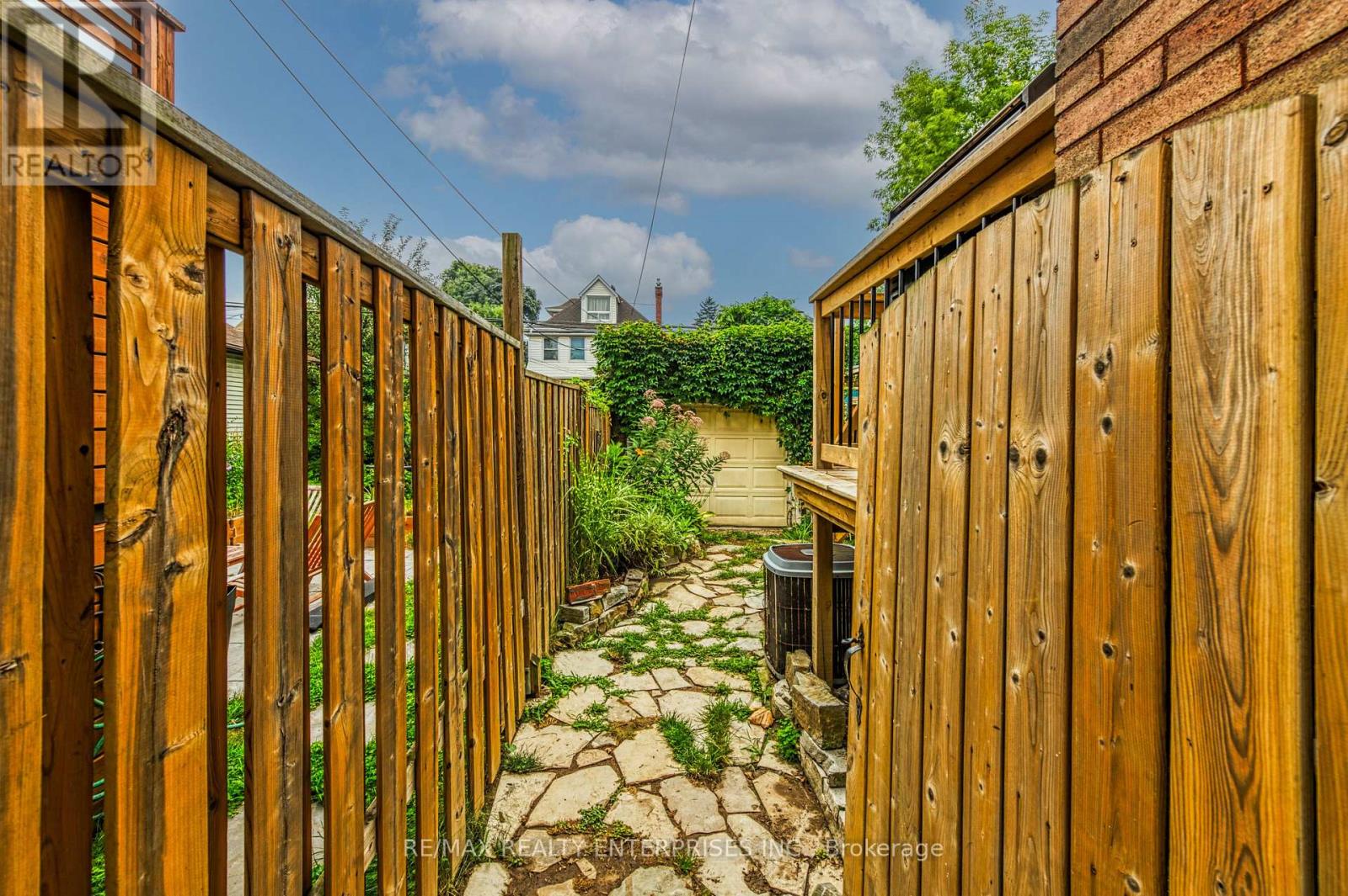 Photo 18 of 67 Kensington Avenue S, Hamilton ON
