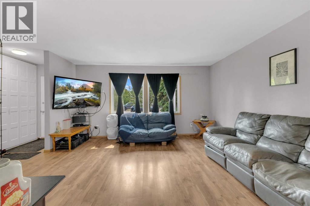 Photo 5 of 10 45 Streetcrescent, Sylvan Lake AB