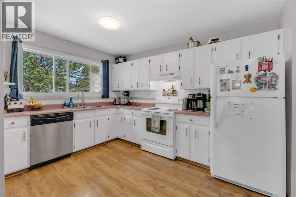 Photo 10 of 10 45 Streetcrescent, Sylvan Lake AB
