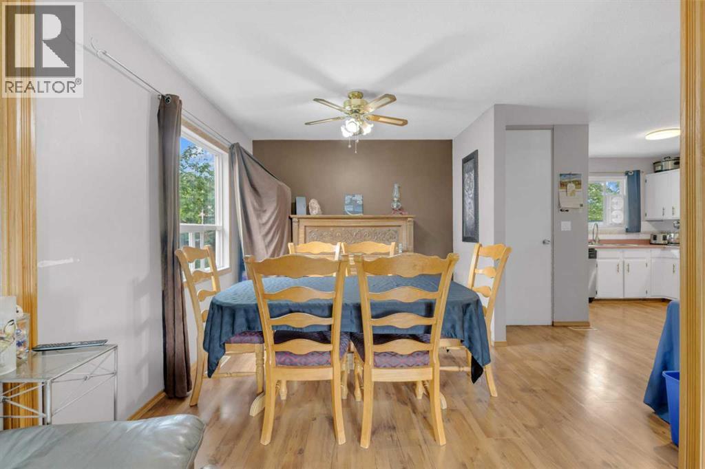 Photo 4 of 10 45 Streetcrescent, Sylvan Lake AB