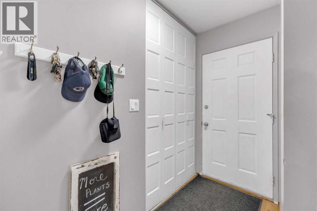 Photo 12 of 10 45 Streetcrescent, Sylvan Lake AB