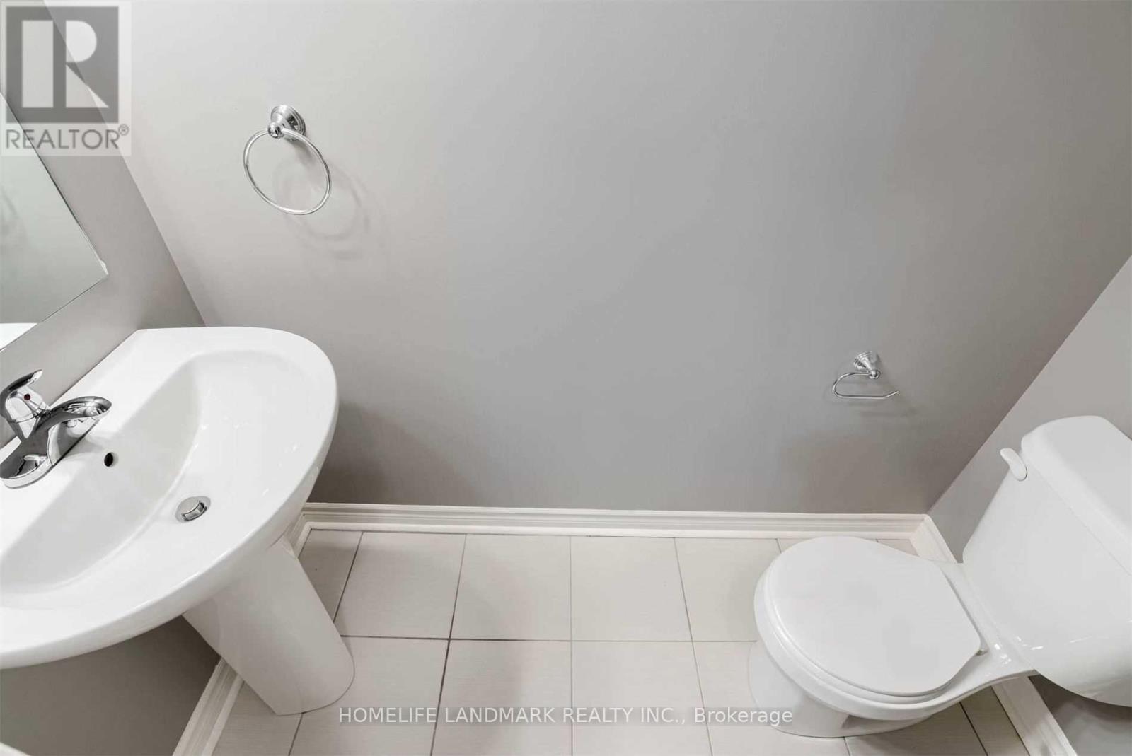 Photo 2 of 8 04 2420 Baronwood Drive, Oakville ON