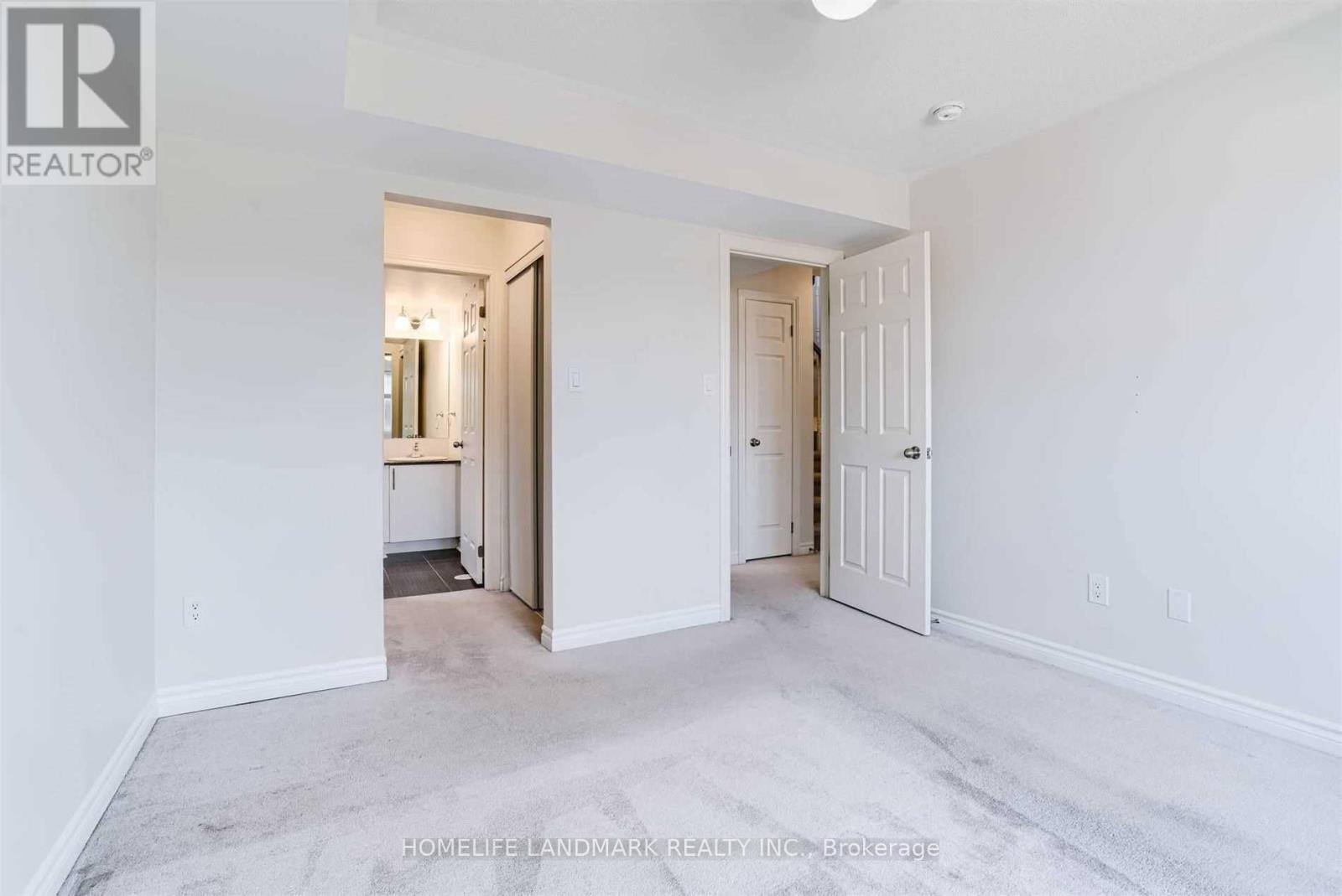Photo 1 of 8 04 2420 Baronwood Drive, Oakville ON