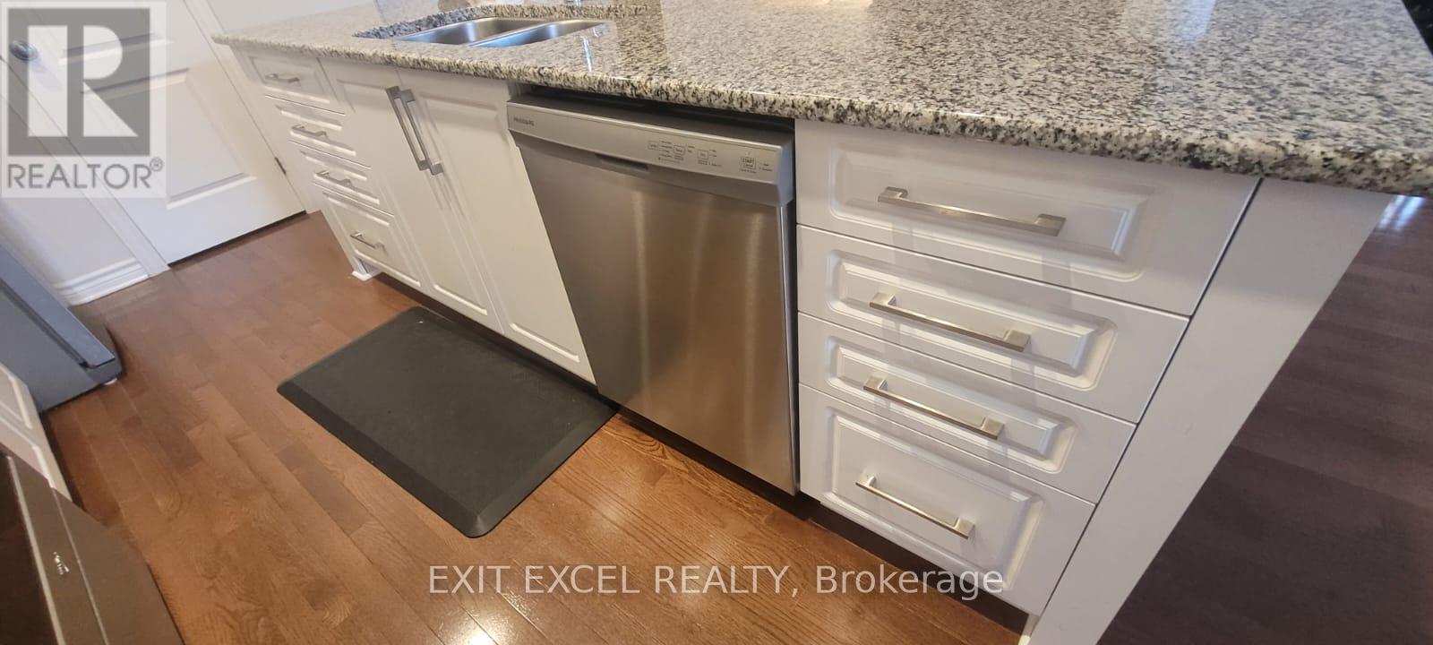 Photo 11 of 568 Labrador Crescent, Ottawa ON