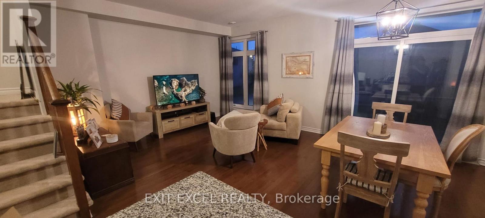 Photo 12 of 568 Labrador Crescent, Ottawa ON