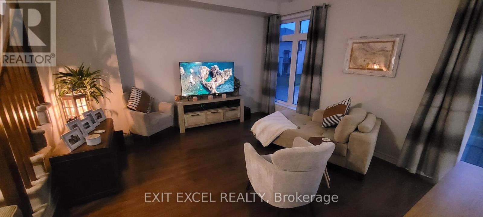 Photo 13 of 568 Labrador Crescent, Ottawa ON