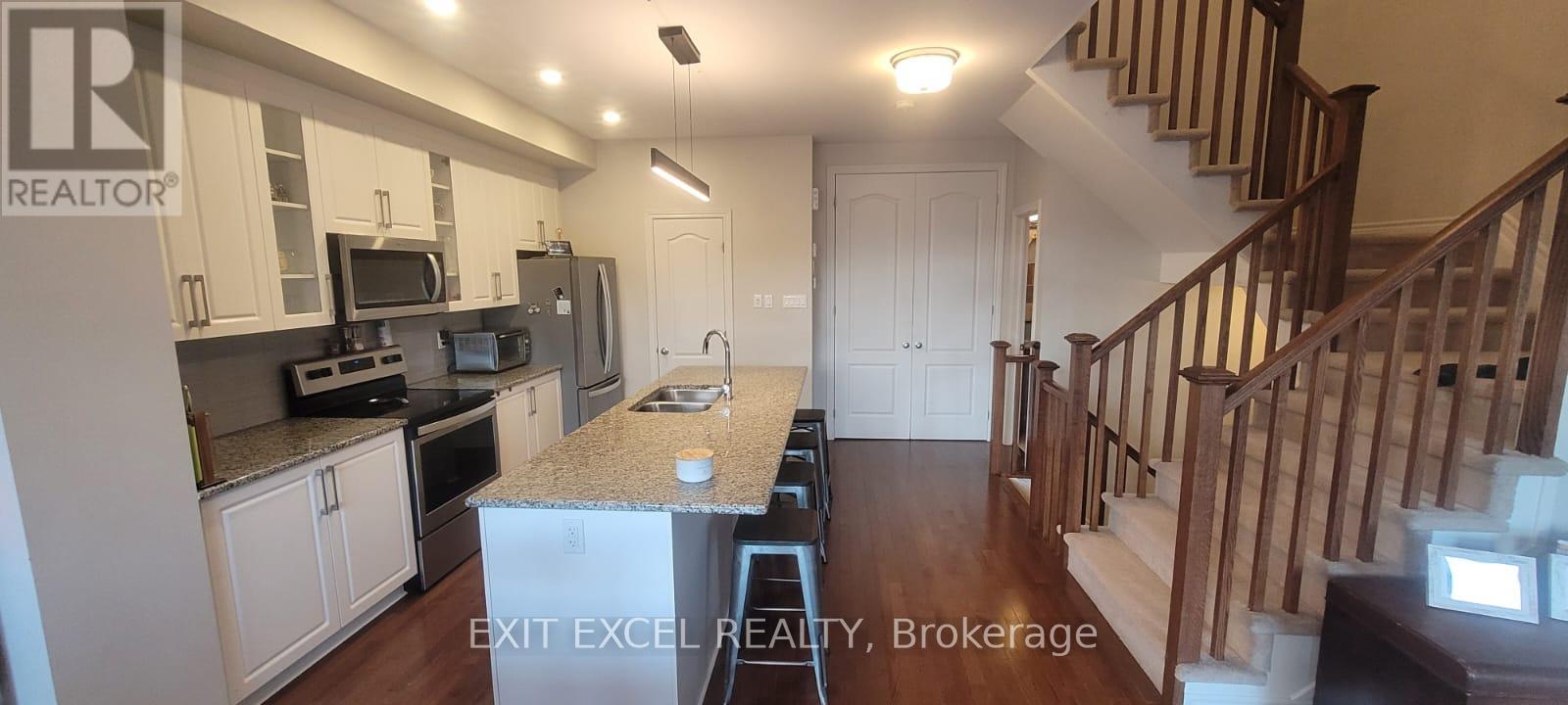 Photo 8 of 568 Labrador Crescent, Ottawa ON